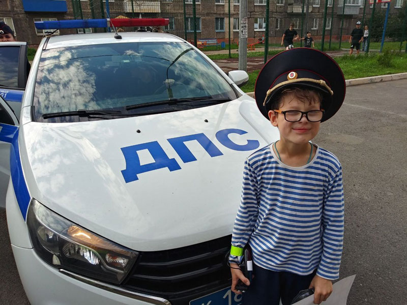 Сотрудники Госавтоинспекции поздравили с днём рождения школьника в Нижнем Тагиле | В Нижнем Тагиле ГИБДД устроила сюрприз на день рождения десятилетнему Глебу Сотрудники Госавтоинспекции поздравили с днём рождения школьника в Нижнем Тагиле | В Нижнем Тагиле ГИБДД устроила сюрприз на день рождения десятилетнему Глебу