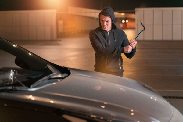 «Ни одного целого стекла не осталось»: в Нижнем Тагиле неизвестные уродуют автомобили | В Нижнем Тагиле вандалы выбили стекла автомобилей 