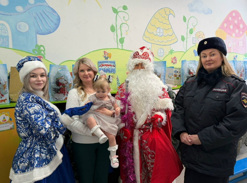 «Полицейский Дед Мороз» с подарками: как сотрудники полиции и Общественный совет поздравляли детей в посёлке Уралец под Нижним Тагилом | В посёлке Уралец под Нижним Тагилом прошла акция «Полицейский Дед Мороз»