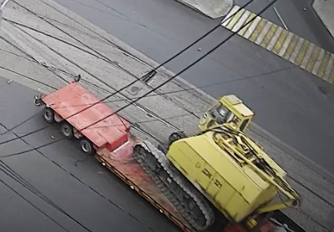 На Урале трал уронил многотонный экскаватор На Урале трал уронил многотонный экскаватор