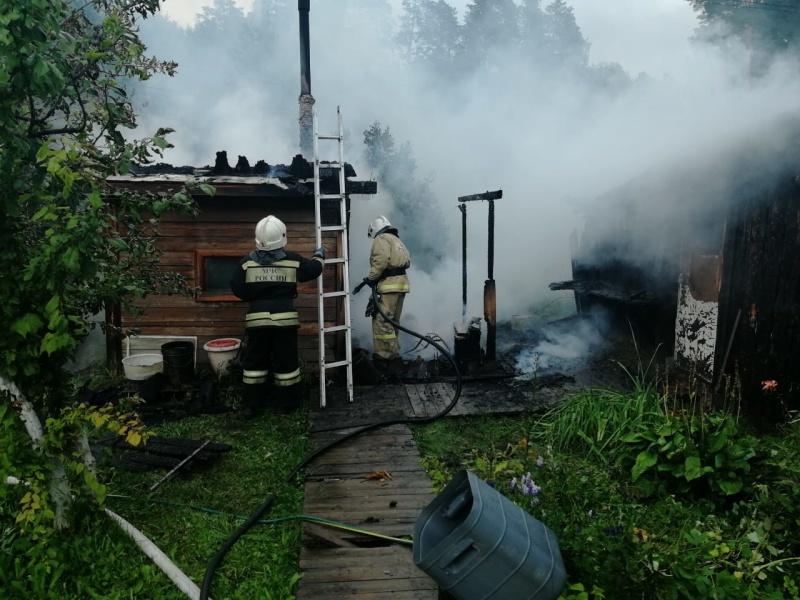 Днем в Нижнем Тагиле сгорел частный жилой дом и хозпостройки Днем в Нижнем Тагиле сгорел частный жилой дом и хозпостройки