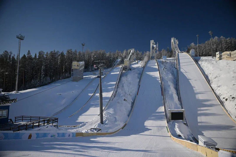 На трамплинах «Аист» в Нижнем Тагиле устанавливают новую канатную дорогу | На комплексе «Аист» в Тагиле монтируют новый подъёмник