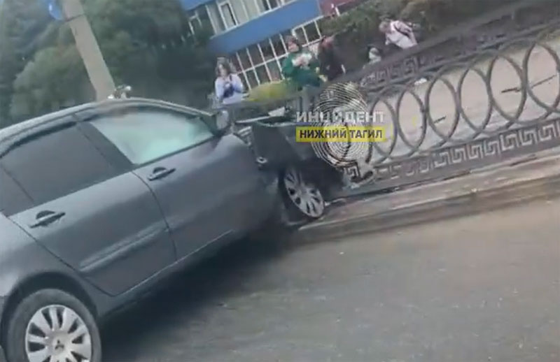 Вечером 27 августа в Нижнем Тагиле водитель потерял контроль и въехал в забор | В Нижнем Тагиле легковушка врезалась в забор: фото с места ДТП