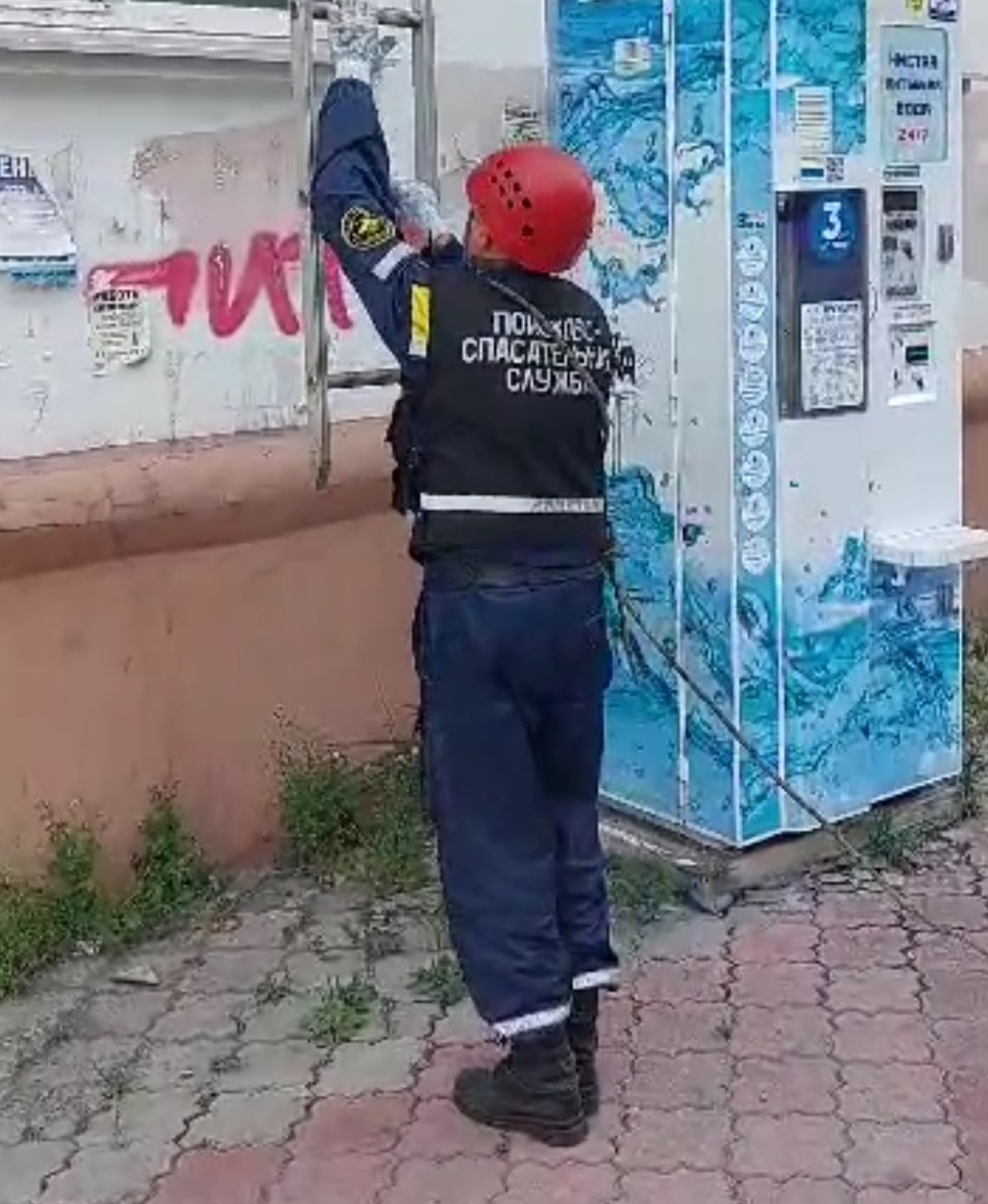 Спасатели Нижнего Тагила пришли на помощь пожилой женщине, которая оказалась запертой в своей квартире