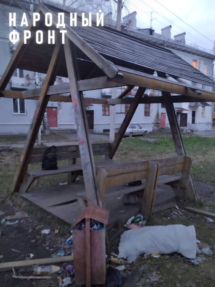 Жители Нижнего Тагила бьют тревогу: двор превращен в свалку, требуется помощь | Жители Нижнего Тагила бьют тревогу: двор превращен в свалку, требуется помощь