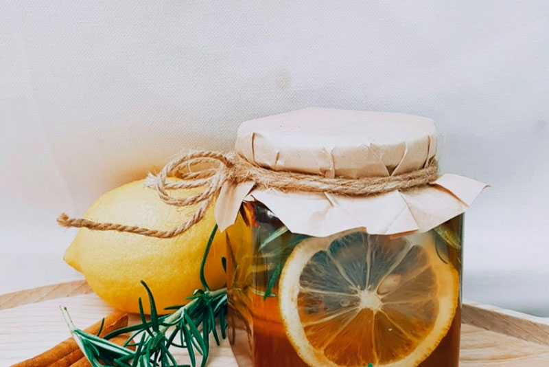 Эксперт Кондрахин сравнил опасность меда и сахара | Мед против сахара — эксперт Кондрахин рассказал, что опаснее для здоровья