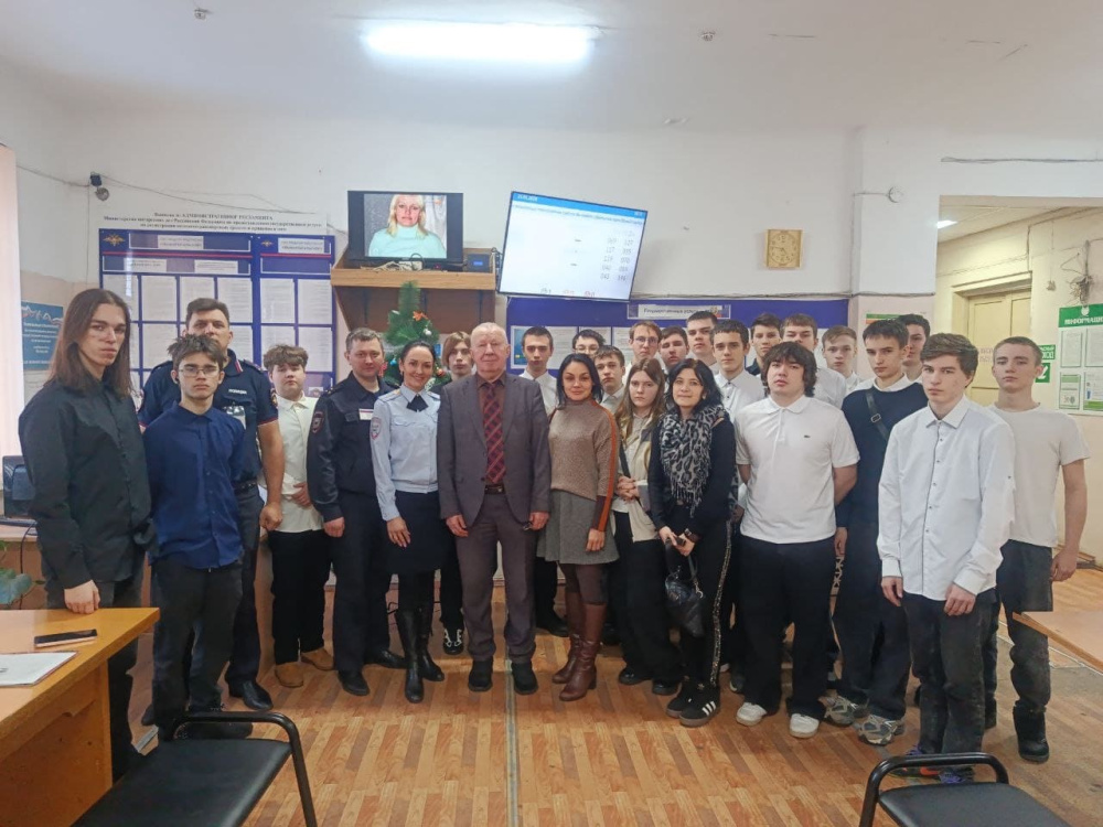 В Нижнем Тагиле прошла акция «Студенческий десант» для будущих водителей | Студенты транспортного колледжа посетили РЭО ГИБДД в Нижнем Тагиле В Нижнем Тагиле прошла акция «Студенческий десант» для будущих водителей | Студенты транспортного колледжа посетили РЭО ГИБДД в Нижнем Тагиле