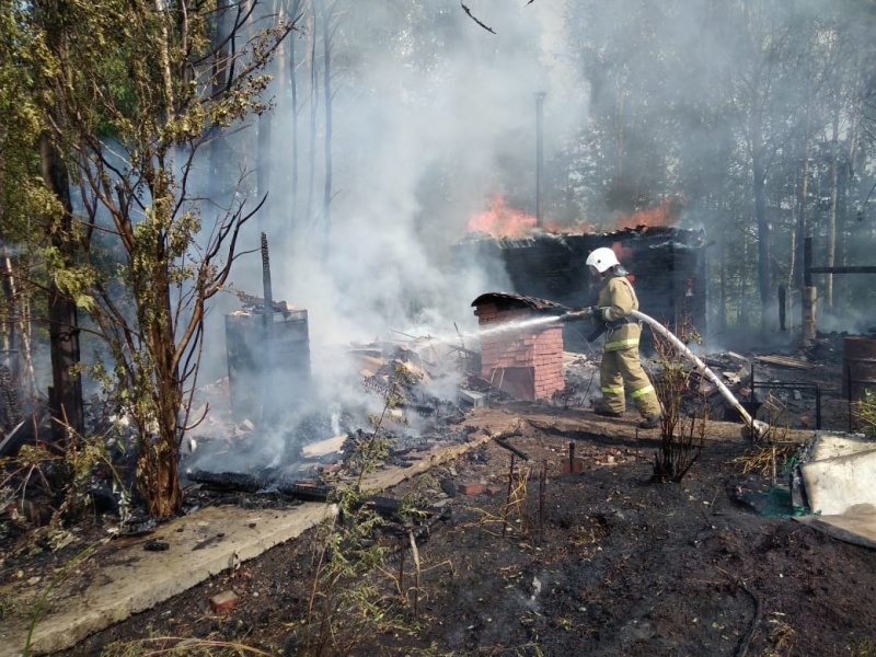 Накануне в Нижнем Тагил сгорел садовый дом и хозпостройки