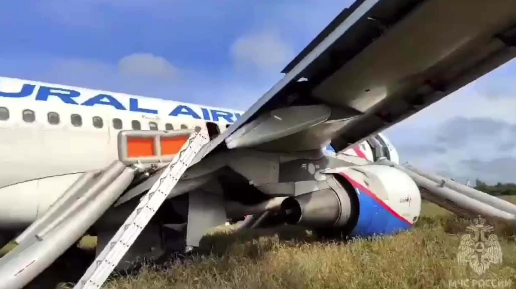 Ответы на главные вопросы об экстренно севшем в поле самолете Ответы на главные вопросы об экстренно севшем в поле самолете