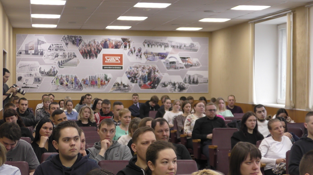 В Нижнем Тагиле сотрудники полиции  продолжают профилактическую работу по предупреждению дистанционных мошенничеств | 21-летний работник оборонного предприятия перевел 300 тысяч на "безопасный" счет