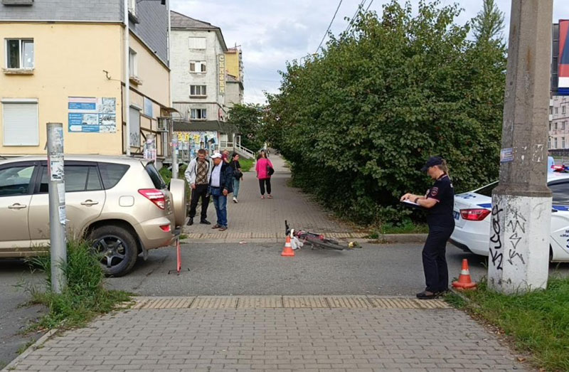 Велосипедист сбит автомобилем на улице Победы в Нижнем Тагиле | В Нижнем Тагиле школьник на велосипеде пострадал в ДТП у магазина