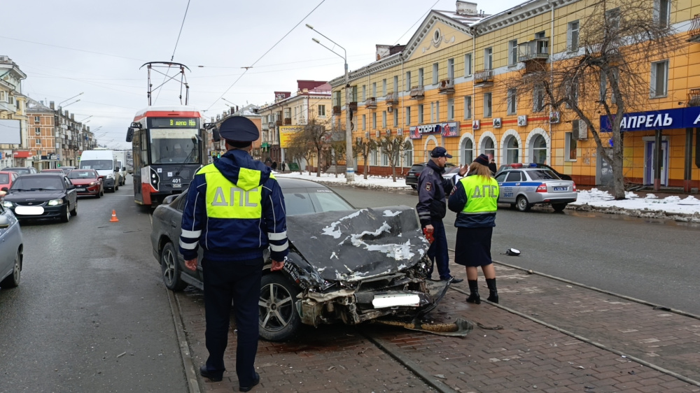 Подробности утреннего ДТП в Нижнем Тагиле из-за которого встали трамваи | Подробности утреннего ДТП в Нижнем Тагиле из-за которого встали трамваи