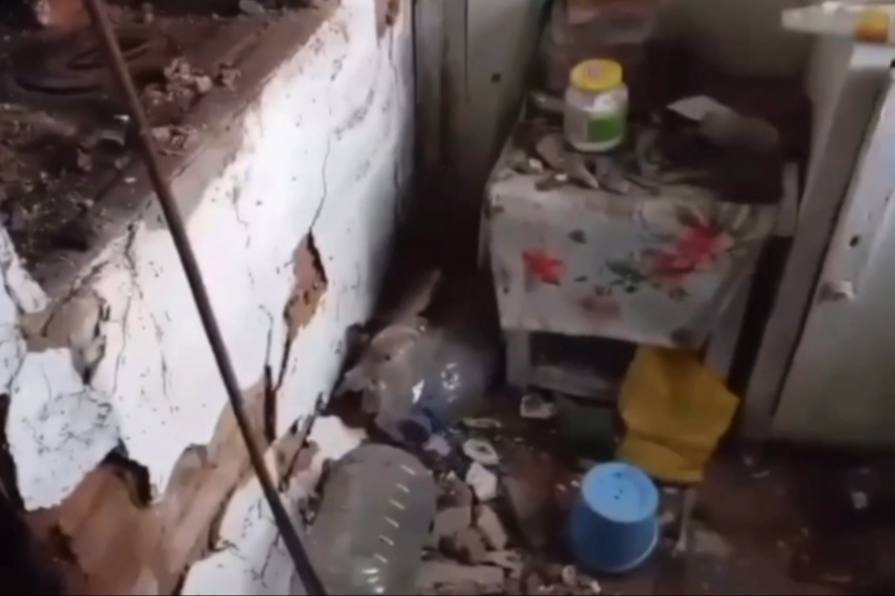 Мама участника СВО из Горноуральска молит власти выделить ей квартиру взамен аварийной | Жительница Урала, мать участника СВО, вынуждена жить в аварийной квартире Мама участника СВО из Горноуральска молит власти выделить ей квартиру взамен аварийной | Жительница Урала, мать участника СВО, вынуждена жить в аварийной квартире