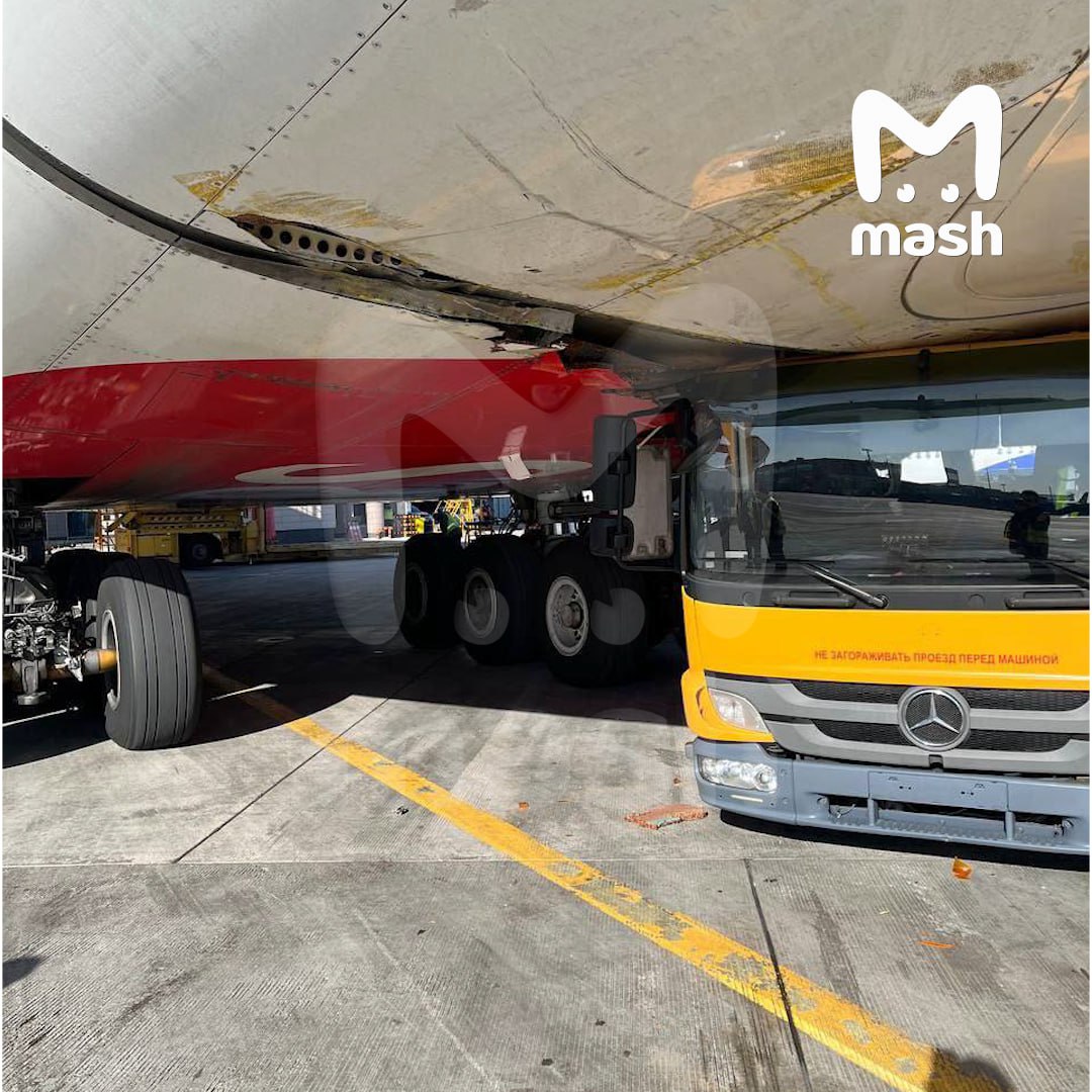 Водовоз аэропорта Домодедово повредил днище самого большого и дорогого в мире пассажирского самолёта Airbus | Водовоз аэропорта Домодедово повредил днище пассажирского самолёта