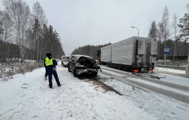 Внедорожник врезался в стоящий грузовик на трассе под Нижним Тагилом: пострадал ребенок | На трассе под Нижним Тагилом внедорожник врезался в стоящий грузовик Внедорожник врезался в стоящий грузовик на трассе под Нижним Тагилом: пострадал ребенок | На трассе под Нижним Тагилом внедорожник врезался в стоящий грузовик