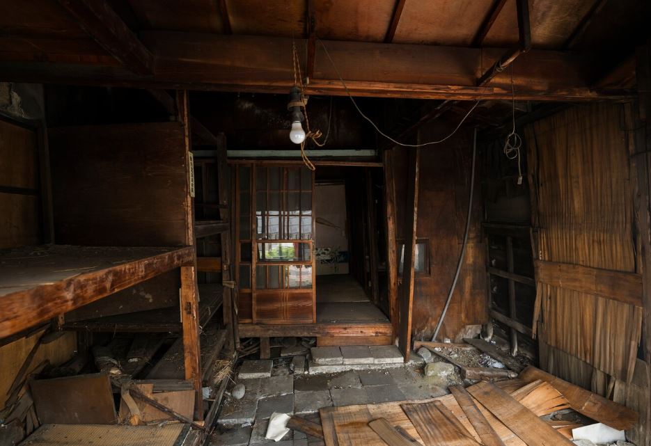 Потеряла сознание в яме для овощей: спасатели в Нижнем Тагиле достали женщину из погреба. Фото и видео | Спасатели в Нижнем Тагиле достали женщину без сознания из погреба