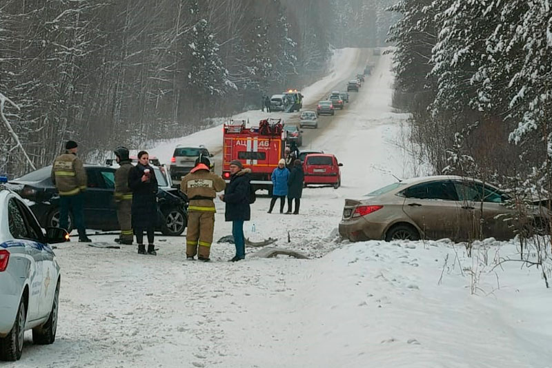 В массовом ДТП под Нижним Тагилом пострадали три человека В массовом ДТП под Нижним Тагилом пострадали три человека