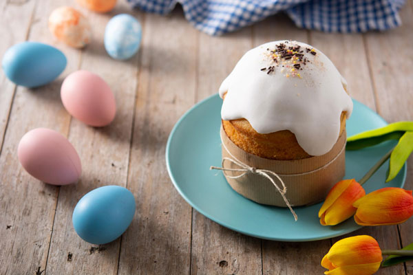 «Окунаю и проворачиваю»: как покрыть кулич глазурью за одну минуту