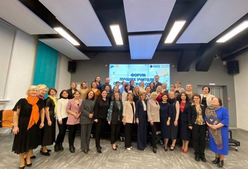 Шестеро учителей из Нижнего Тагила получили премию в размере двухсот тысяч рублей | На Урале учителям вручили премии ко Дню знаний