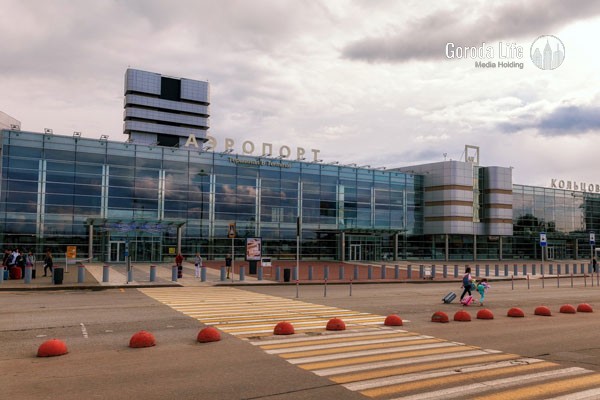 Массовые задержки рейсов в российских аэропортах 24 августа из-за атак беспилотников | Ночёвка на полу с детьми: пассажиры жалуются на хаос в аэропортах России