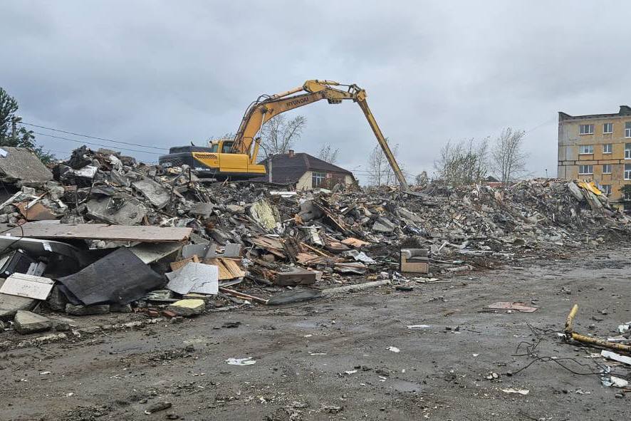 В Нижнем Тагиле закончили обрушение жилого дома на улице Сибирская, 81 | На Урале снесли дом, который обрушился при ЧП