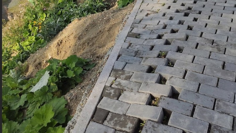 Отремонтированный тротуар в Нижнем Тагиле сползает в обрыв | Жители Нижнего Тагила пожаловались на отремонтированный тротуар Отремонтированный тротуар в Нижнем Тагиле сползает в обрыв | Жители Нижнего Тагила пожаловались на отремонтированный тротуар