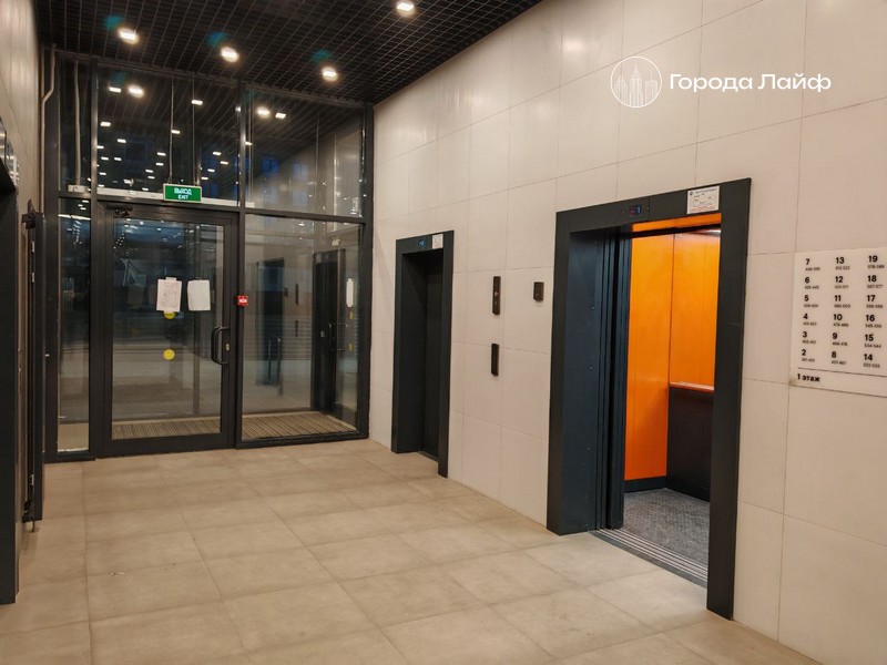 В московской многоэтажке грузовой лифт упал в шахту с пассажирами | В Москве грузовой лифт рухнул в шахту с людьми внутри