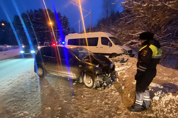Автобус выехал на "встречку". В Нижнем Тагиле в ДТП пострадал водитель иномарки Автобус выехал на "встречку". В Нижнем Тагиле в ДТП пострадал водитель иномарки