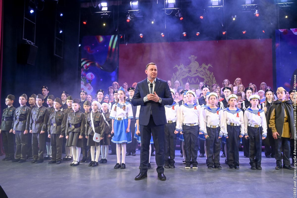 Глава Нижнего Тагила поздравил педагогов с двумя праздничными датами | На Урале педагогов поздравили с 8 Марта