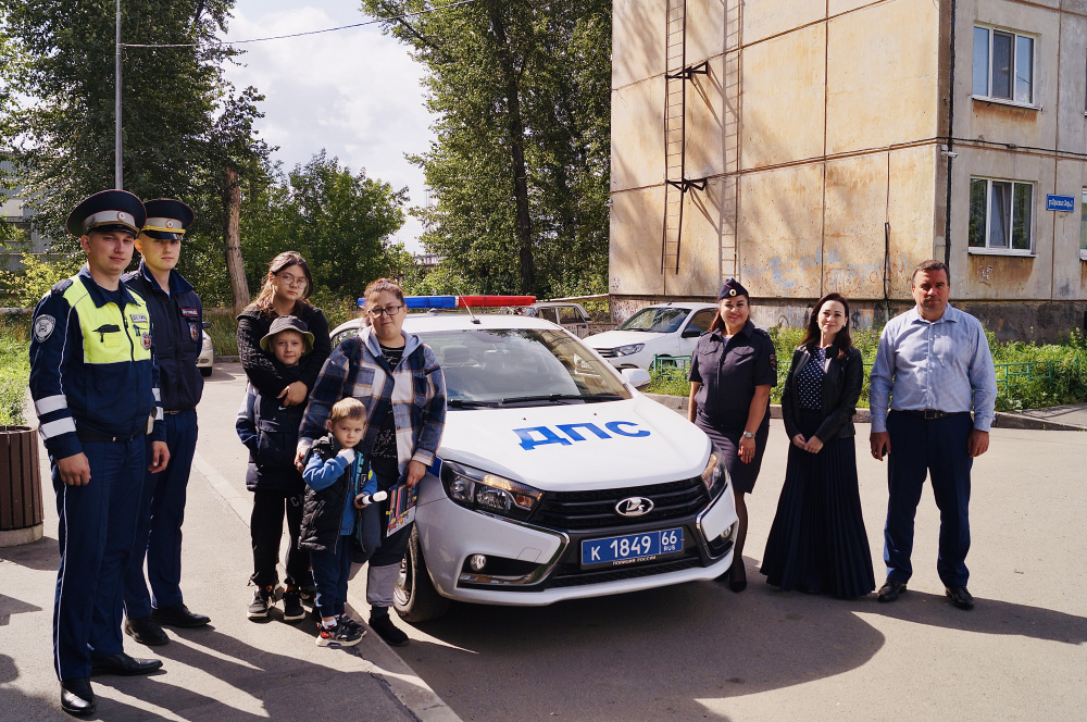В Нижнем Тагиле сотрудники ГИБДД доставили в больницу ребенка с кровотечением | На Урале сотрудники ГИБДД помогли доставить ребенка в больницу