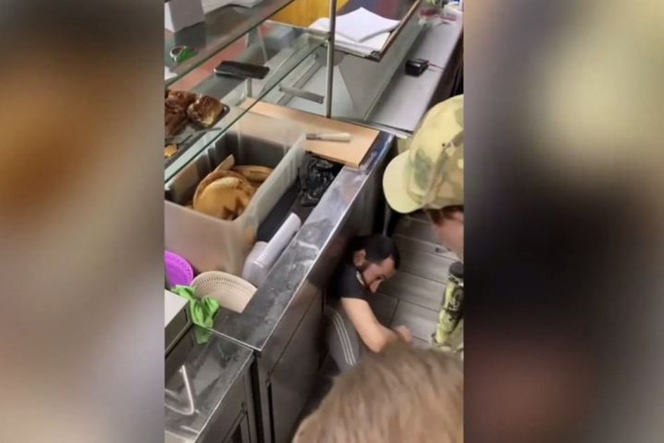 В Свердловской области во время рейда силовики обнаружили иностранца, спрятавшегося в кухонном шкафу В Свердловской области во время рейда силовики обнаружили иностранца, спрятавшегося в кухонном шкафу