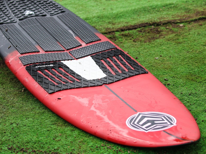 В Нижнем Тагиле моторная лодка сбила сап с женщиной и ребенком 