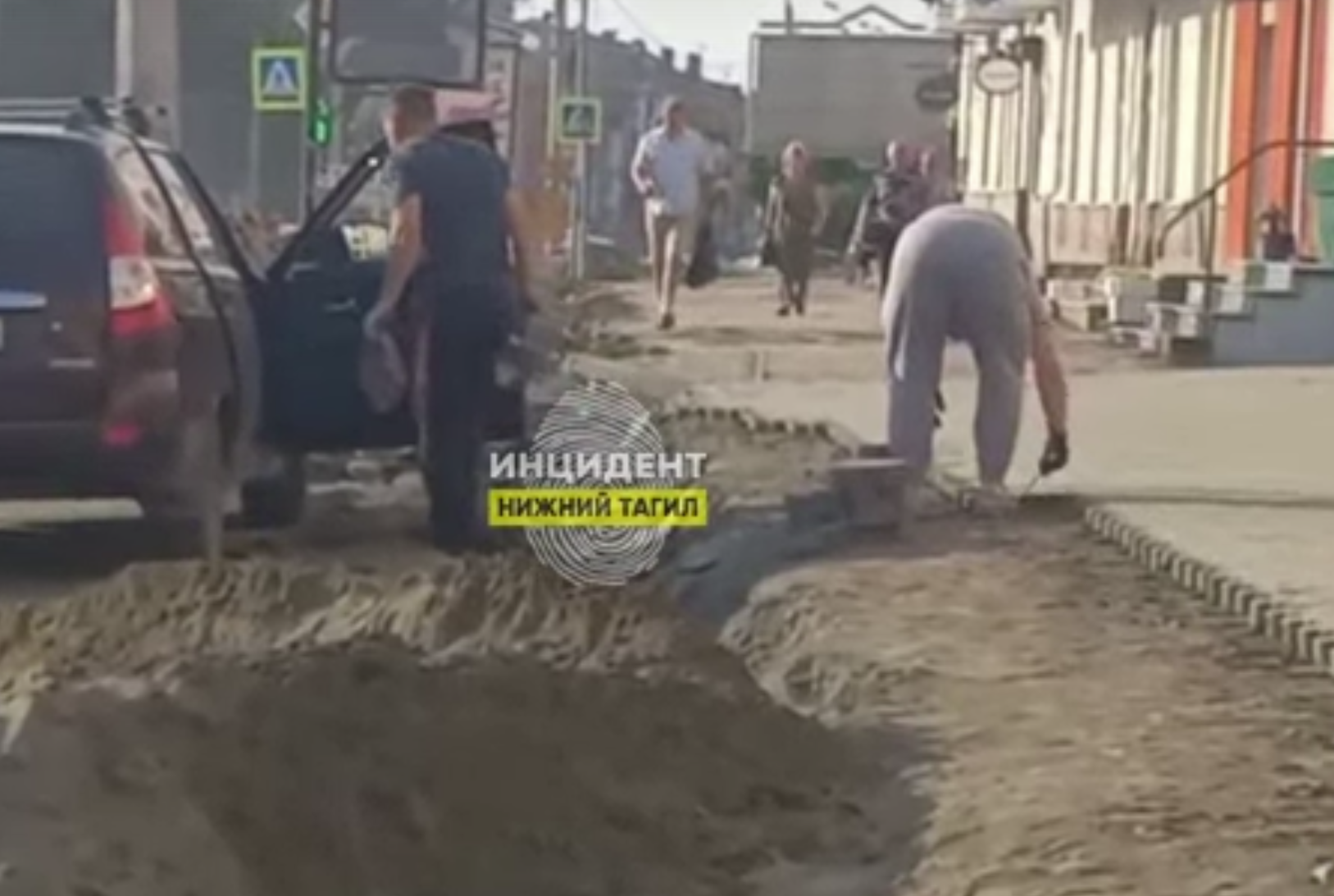 В центре Нижнего Тагила вандалы средь бела дня растаскивают свежеуложенную тротуарную плитку В центре Нижнего Тагила вандалы средь бела дня растаскивают свежеуложенную тротуарную плитку