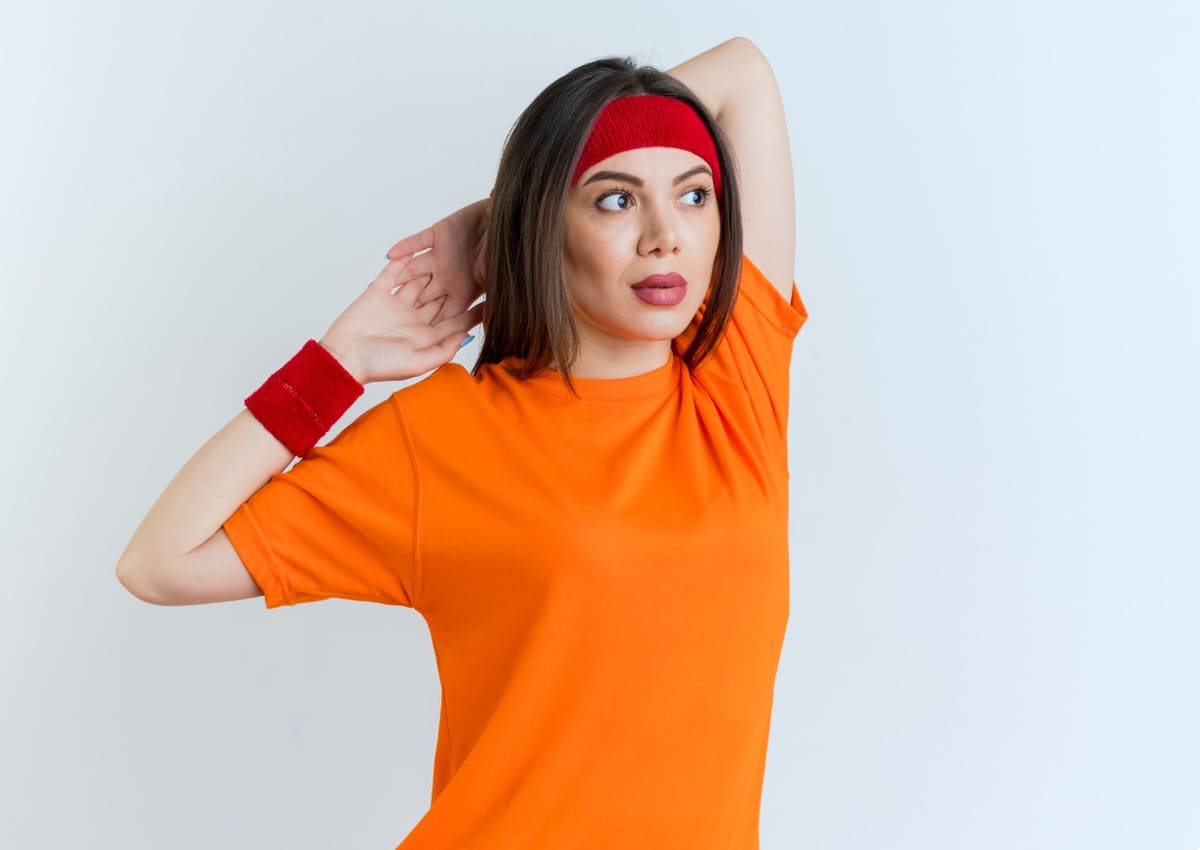 Чудо-средство — есть в любом магазине: избавляемся от потных соляных полос под мышками