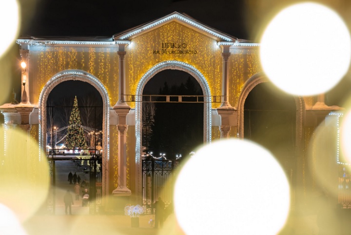 Перед входом в ЦПКиО в Екатеринбурге скопилась пробка из посетителей Перед входом в ЦПКиО в Екатеринбурге скопилась пробка из посетителей