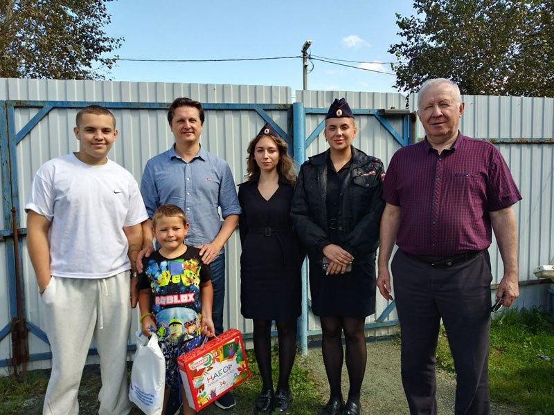 В Нижнем Тагиле полиция и общественный совет приняли участие в акции «Помоги пойти учиться» | Полицейские и общественники Нижнего Тагила помогают первоклассникам собраться в школу