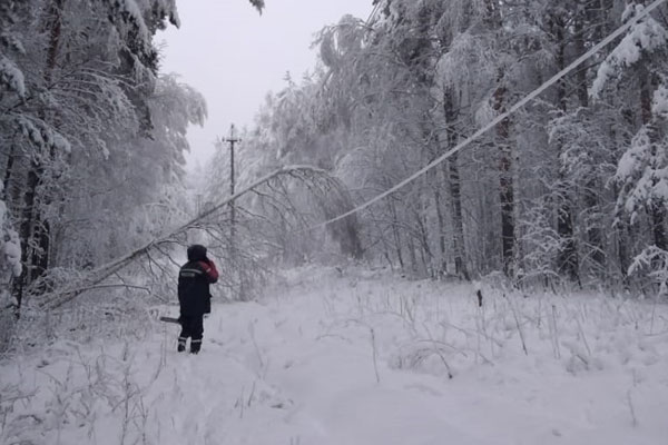 В Нижнем Тагиле энергетики увеличили группировку сил и средств для ликвидации последствий обильного снегопада и ледяного дождя  | На Урале за ночь группировка сил и средств для восстановления электроснабжения увеличена на 100 человек