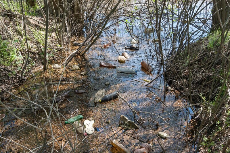 Азота в 4 раза выше нормы: тагильчанин сливал отходы в почву у реки Леба — его оштрафовали  | Владелец частного дома в Нижнем Тагиле сливал отходы в почву у реки Леба