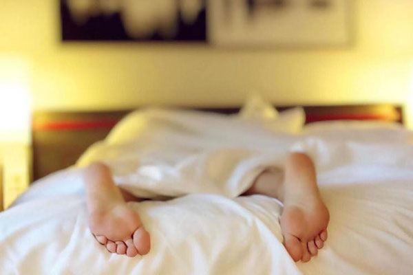 Врач посоветовал россиянам отказаться от привычки сразу заправлять кровать | Онколог Ивашков: почему не стоит заправлять кровать сразу после пробуждения