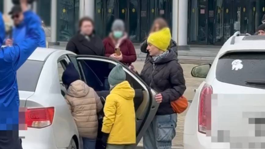 «Папа! Папа!»: дети, которые не видели мать много месяцев, не хотели возвращаться к ней | На Урале нашли двух братьев, которых искали в нескольких областях