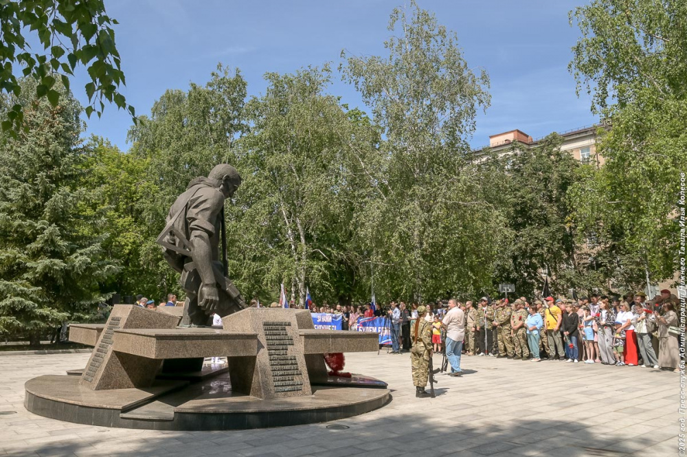 В Нижнем Тагиле прошло специальное мероприятие возле памятника «Брод в неизвестность»  | На Урале отметили День ветеранов боевых действий