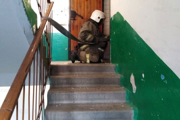 Вечером в Нижнем Тагиле в квартире жилого дома горел мусор Вечером в Нижнем Тагиле в квартире жилого дома горел мусор