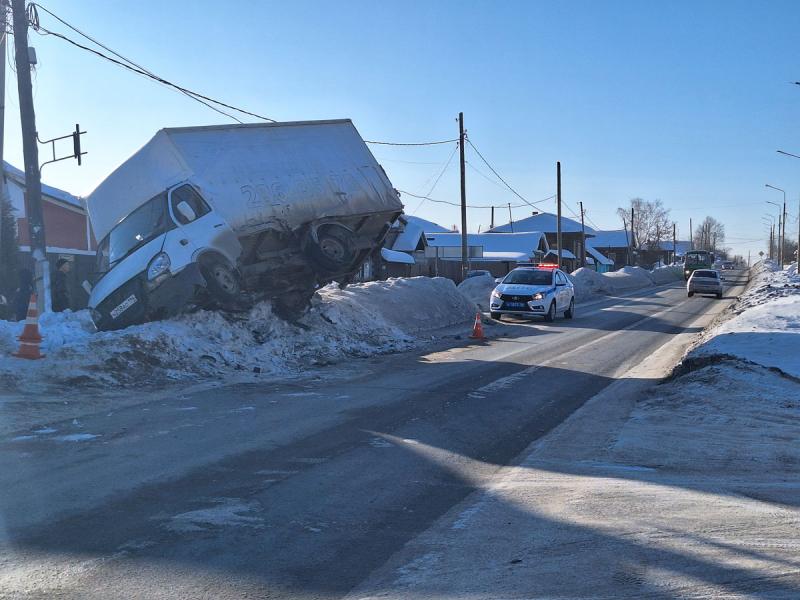 В Алапаевске грузовик опрокинулся после ДТП на перекрестке, трое пострадали | В Алапаевске в ДТП с грузовиком пострадали три человека