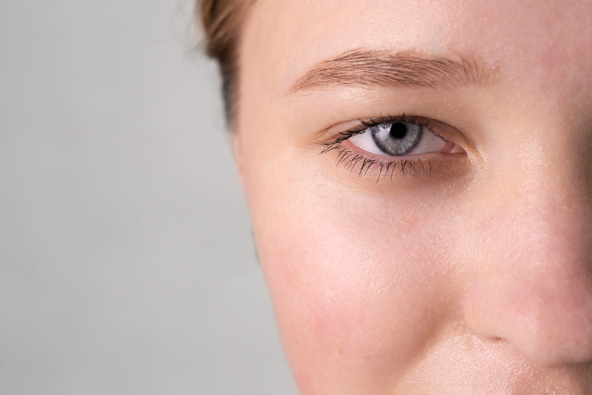 Нависшее веко: почему макияж «съезжает» уже через 2 часа и как это исправить — инструкция визажиста 