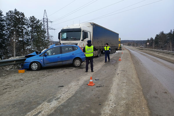 Выехала на встречку. Под Нижним Тагилом в ДТП погибла водитель легковушки Выехала на встречку. Под Нижним Тагилом в ДТП погибла водитель легковушки