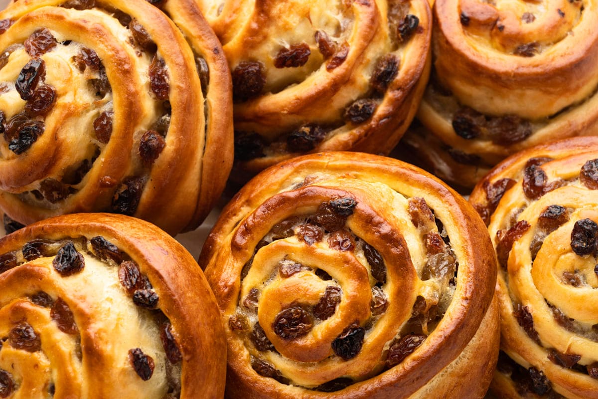 Мягкие, тёплые, с румяной корочкой — те самые булочки с изюмом: рецепт из детства 