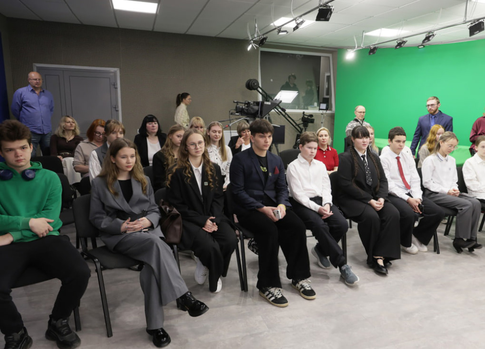 От школьной студии — к городскому эфиру: мэр Нижнего Тагила предложил юным журналистам совместно продвигать контент о городе | Мэр Нижнего Тагила встретился с юными журналистами