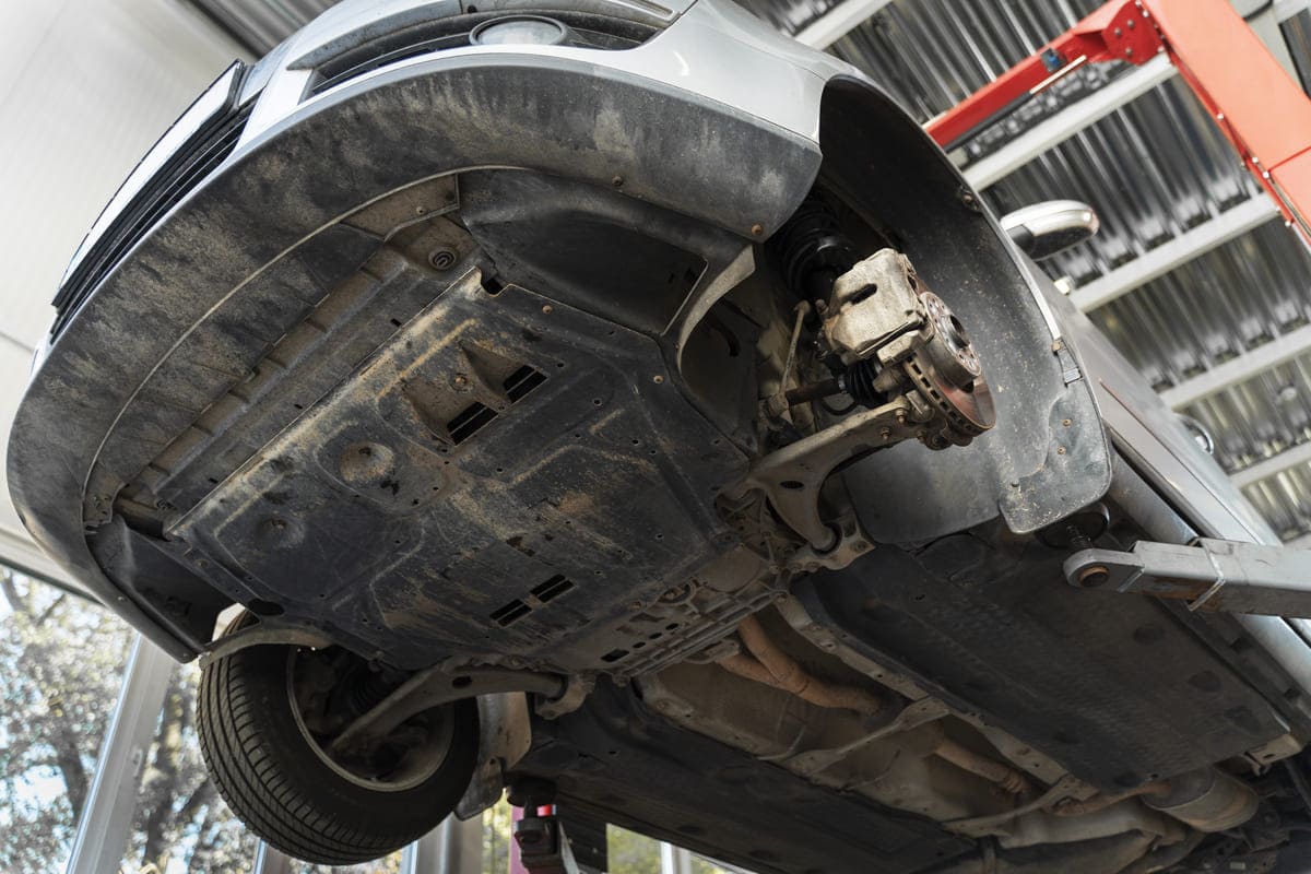 Трачу всего 500 рублей и 30 минут времени — и коррозии на порогах как не бывало: это должен знать каждый автомобилист 