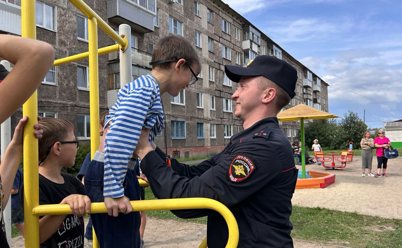 Зарядка, оружие и патрульная машина: как полицейские встретились с детьми | В Нижнем Тагиле дети сделали зарядку вместе с полицейскими Зарядка, оружие и патрульная машина: как полицейские встретились с детьми | В Нижнем Тагиле дети сделали зарядку вместе с полицейскими