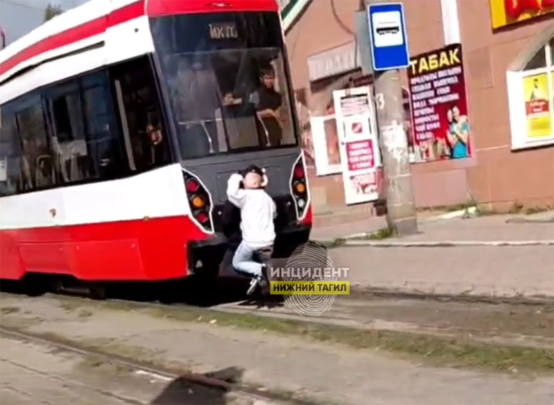 В Нижнем Тагиле снова замечены опасные трамвайные «зацеперы» | В Нижнем Тагиле подростки катались на движущемся трамвае